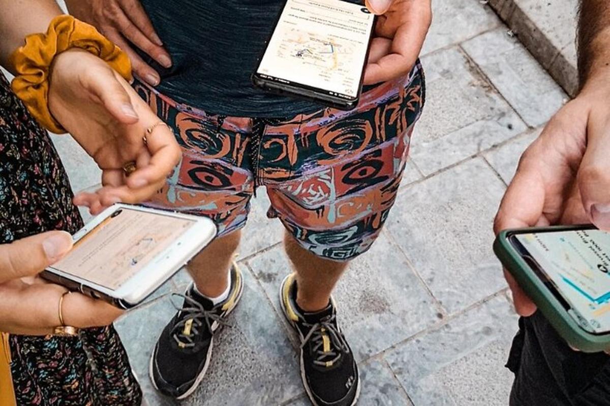 Un grupo de personas paradas con sus teléfonos celulares.