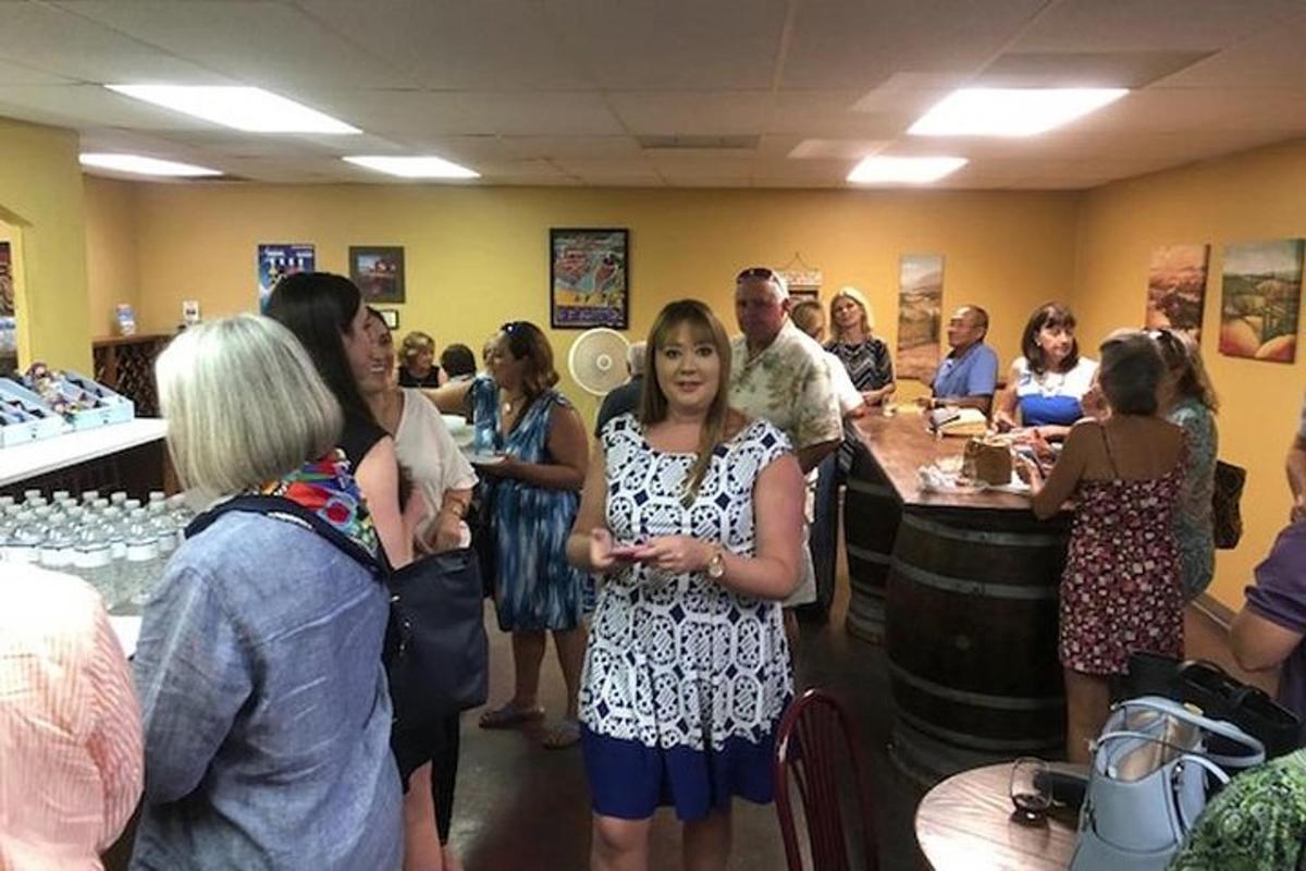um grupo de pessoas em pé ao redor de um bar de vinhos