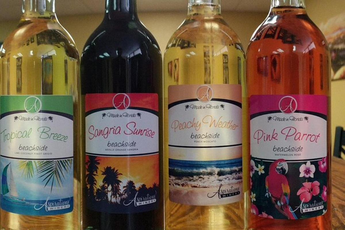 quatro garrafas de vinho sobre uma mesa