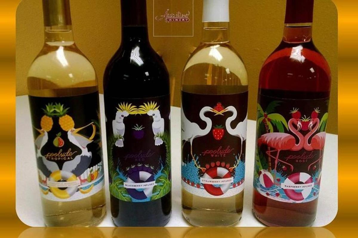 eine Gruppe von vier Flaschen Wein auf einem Regal