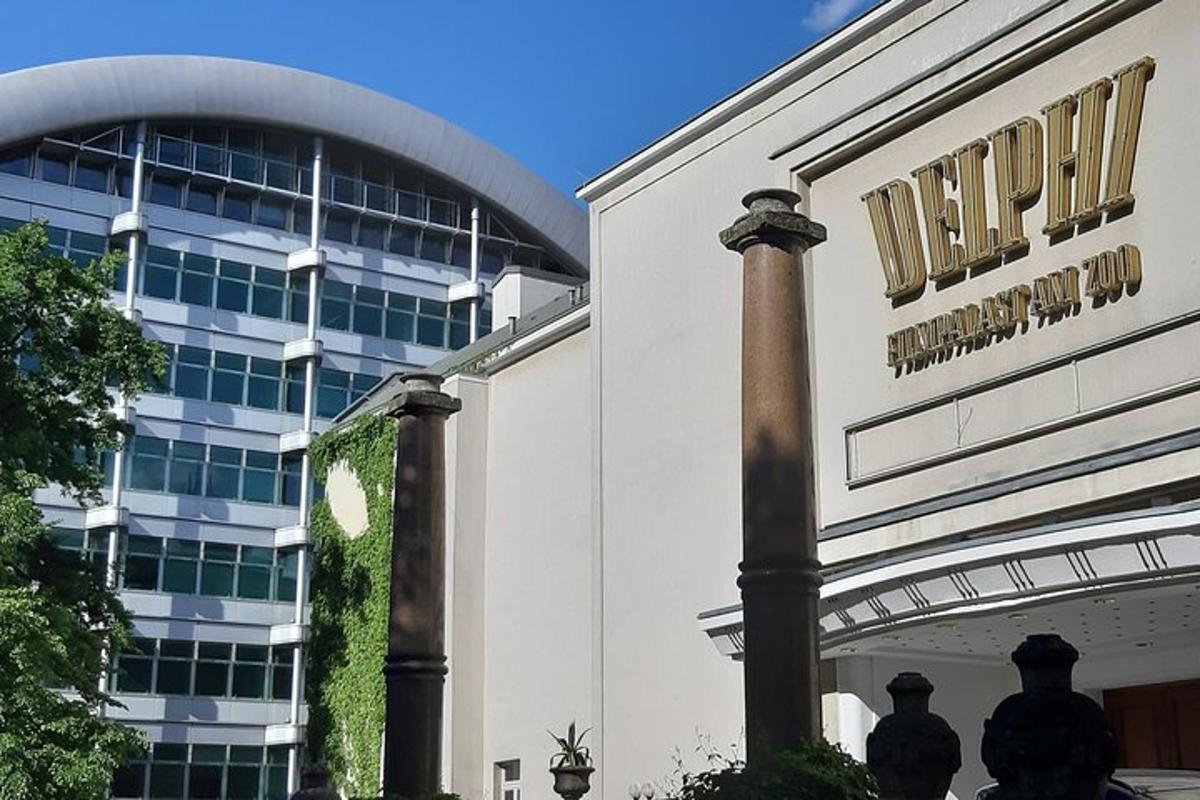 ένα κτίριο με μια πινακίδα στο πλάι του