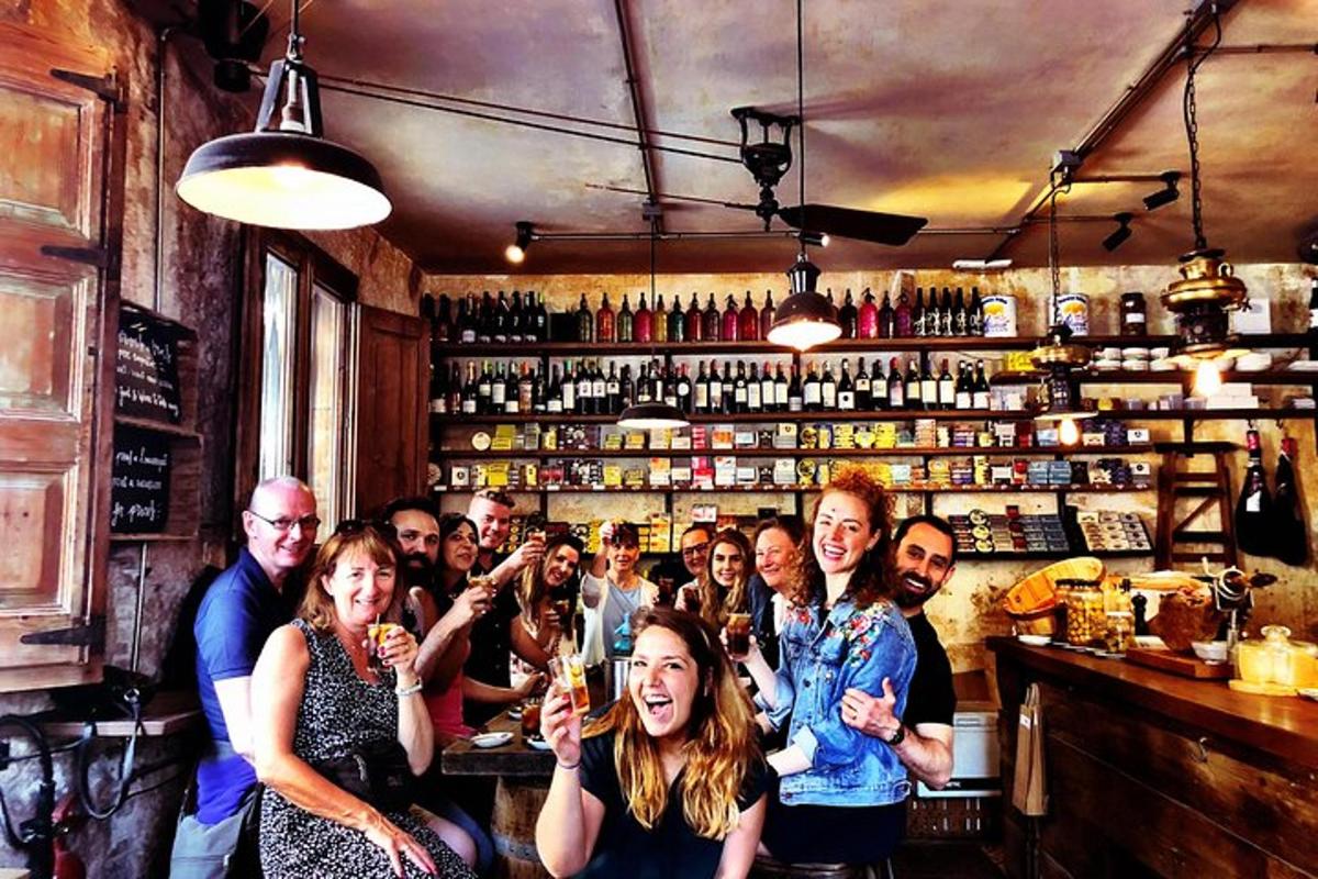 Un grupo de personas de pie en un bar bebiendo