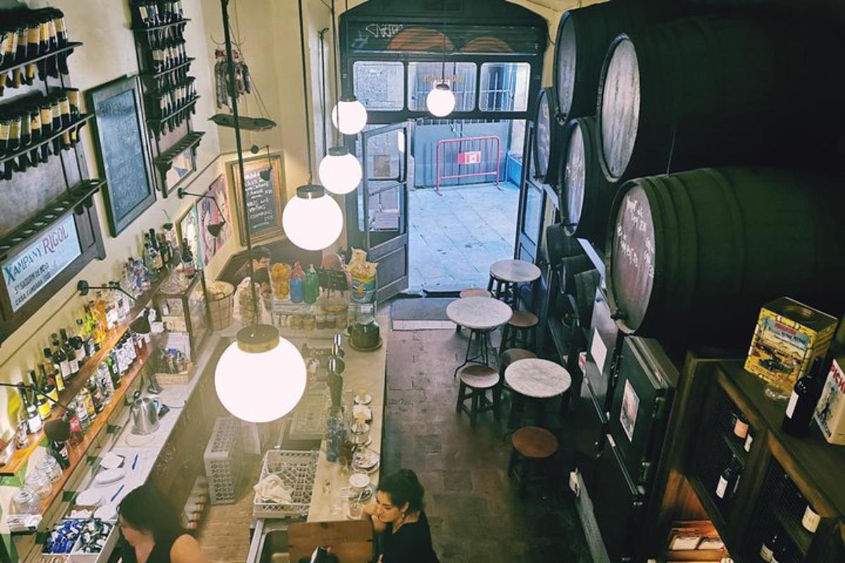 pohled shora na bar s lidmi sedícími u stolů