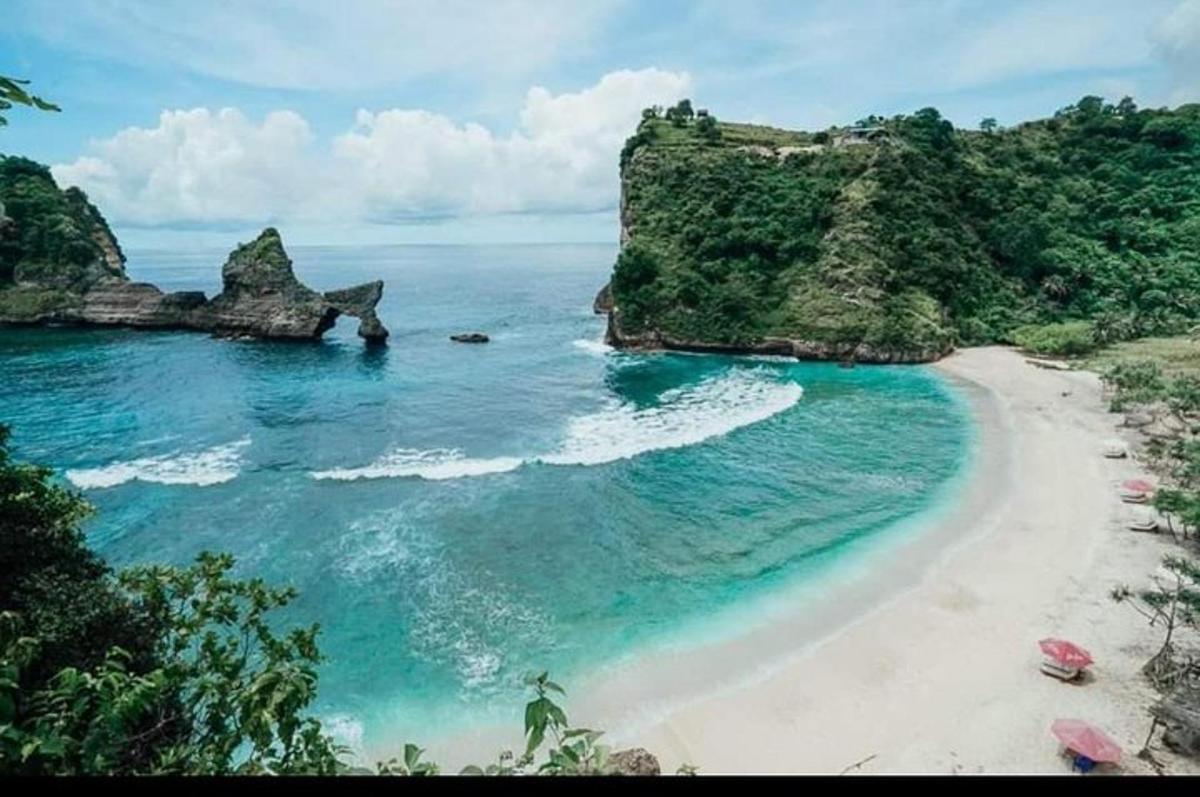 pantai dengan seseorang berdiri di pantai