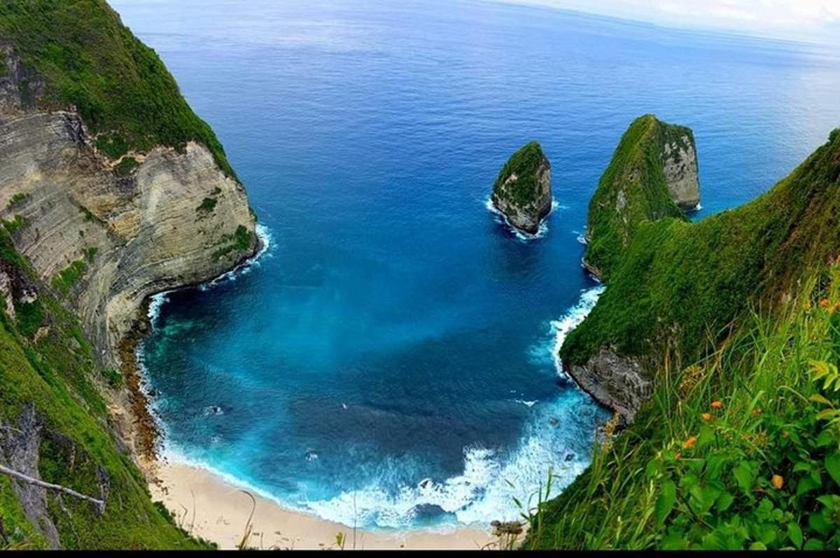 pemandangan udara pantai dengan batu di lautan