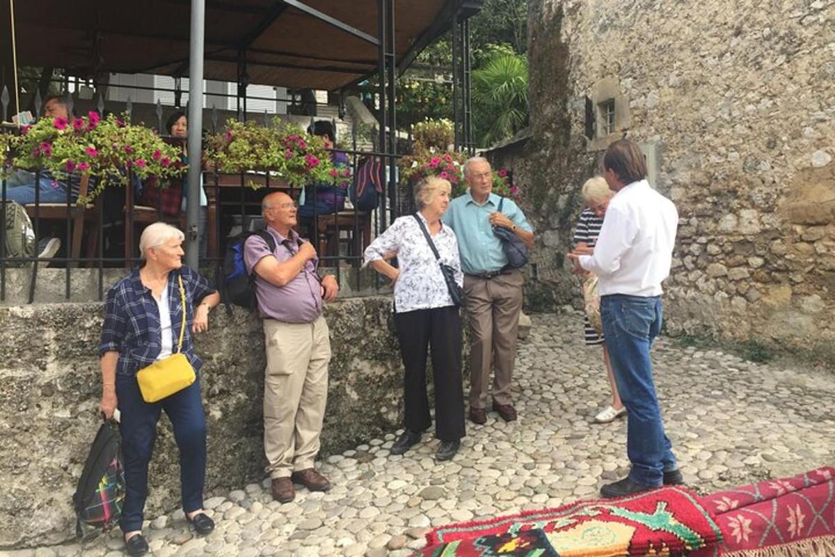μια ομάδα ανθρώπων που στέκονται έξω από ένα κτίριο
