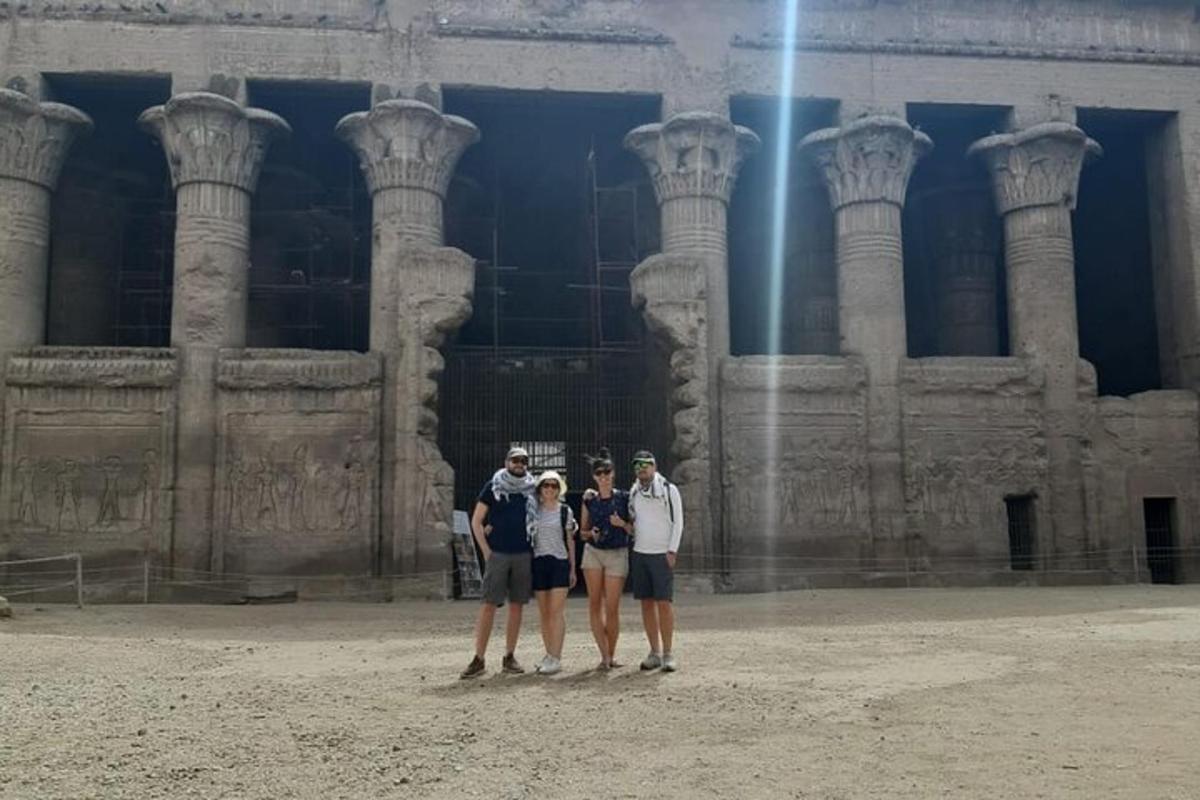 grupp inimesi, kes seisavad hoone ees