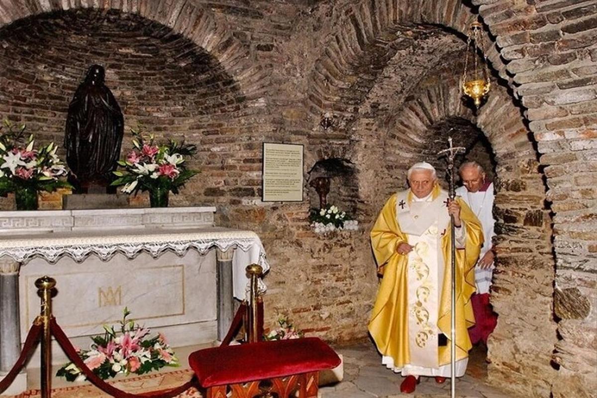 papež stojící v kostele s knězem