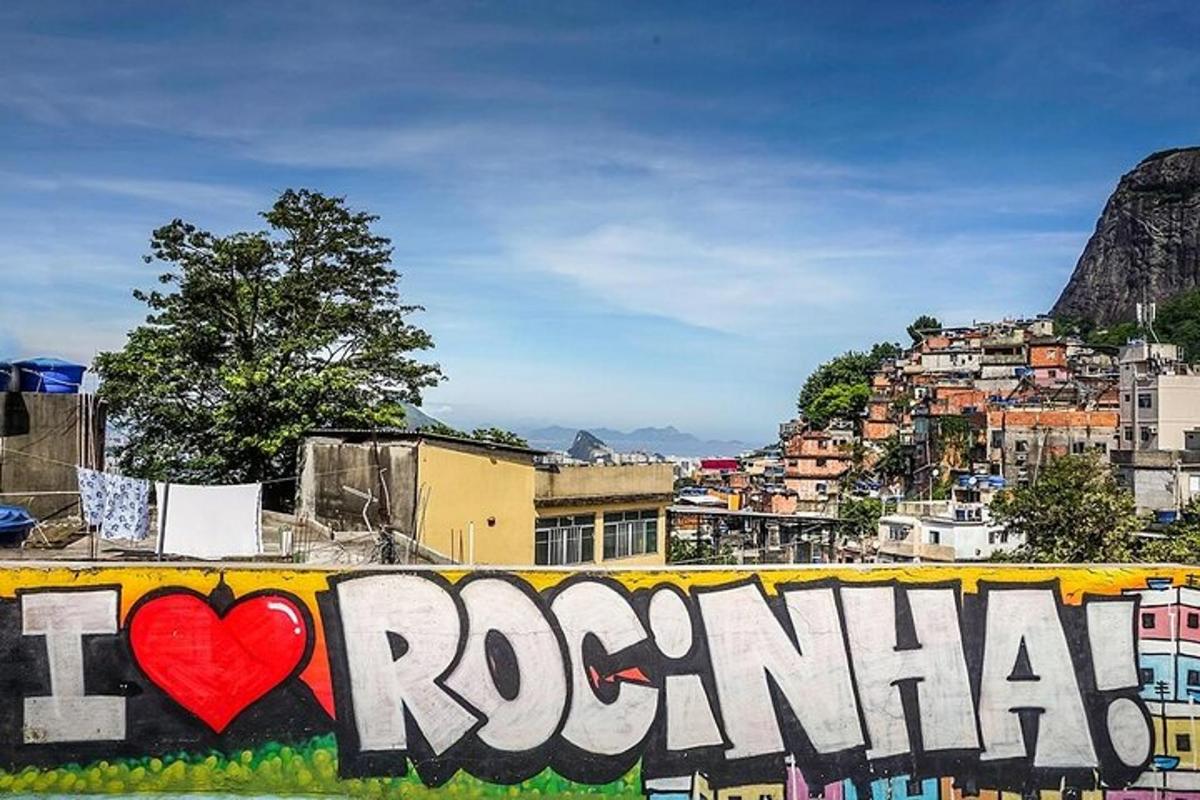 pohled na město s graffiti na zdi