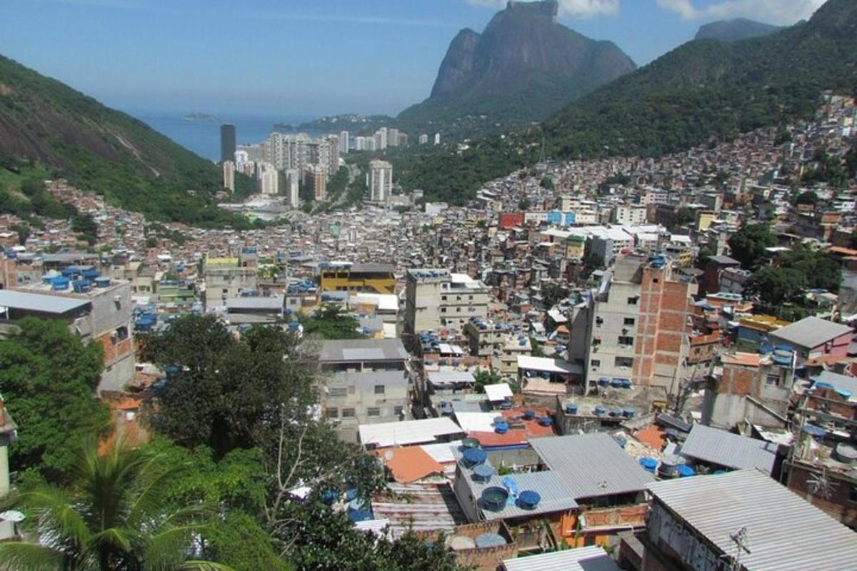 uma vista de uma cidade com edifícios e montanhas