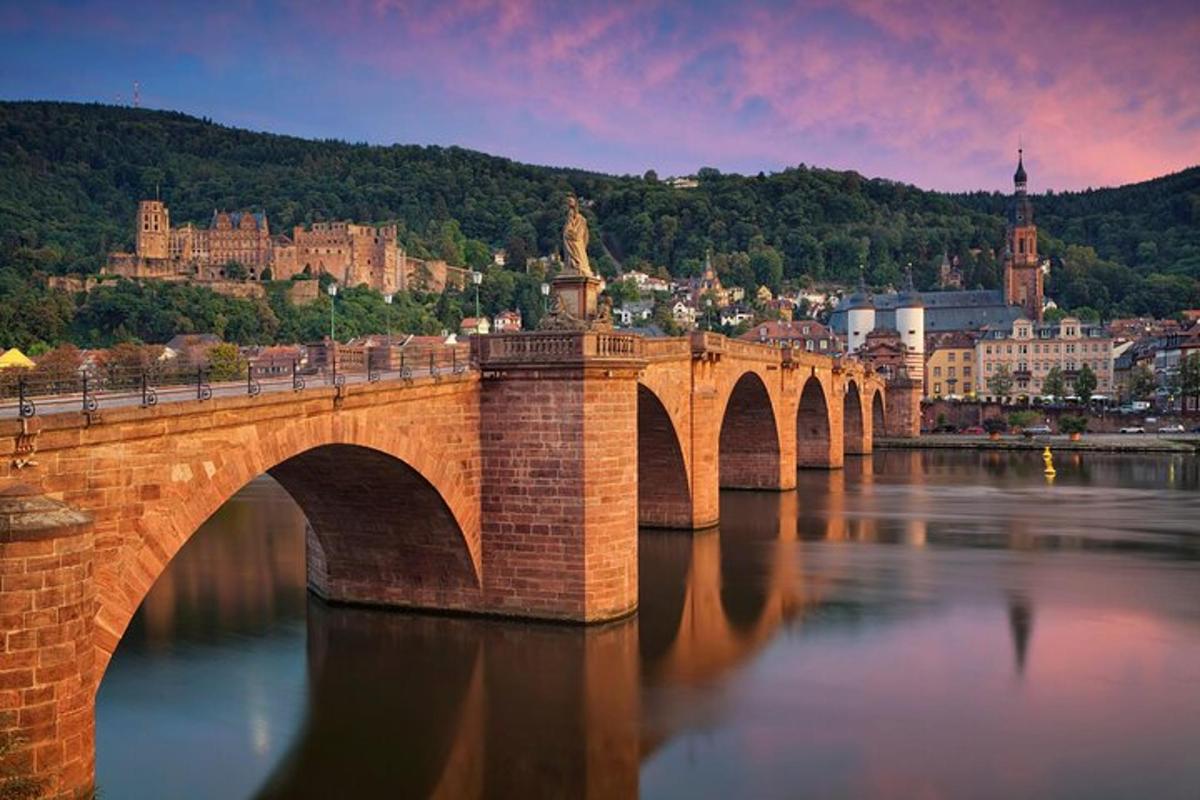 un pont sobre un riu amb una ciutat al fons