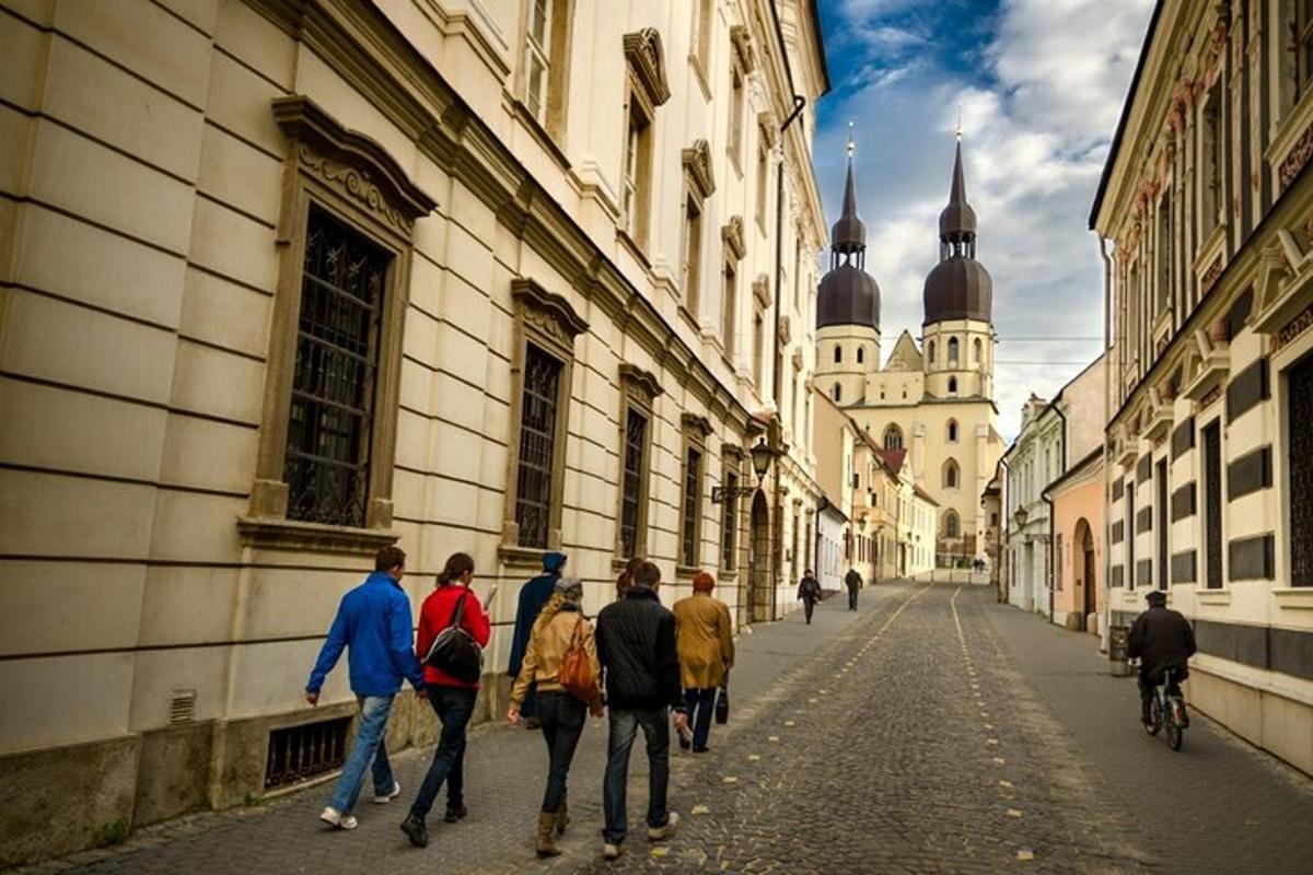 un gruppo di persone che camminano lungo una strada con un edificio