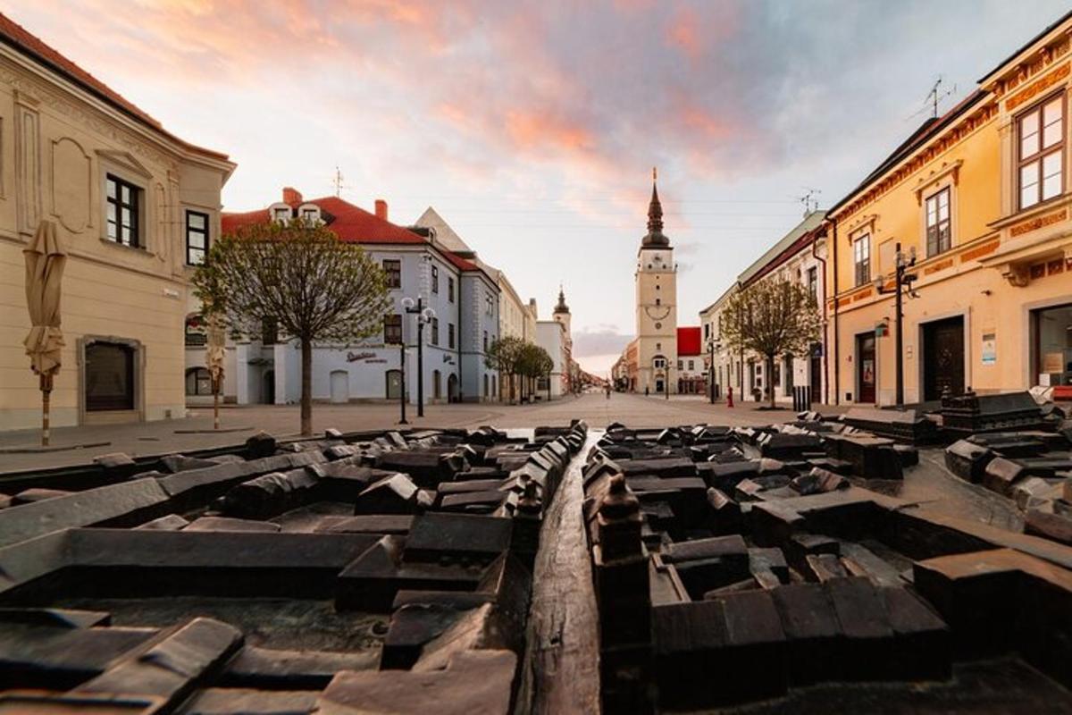 mestna ulica z urnim stolpom v daljavi