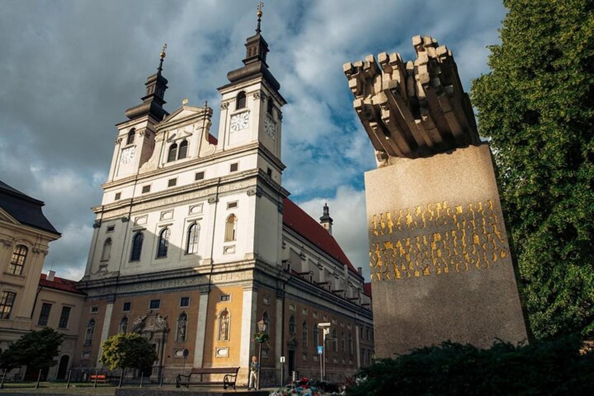 un grande edificio con una torre dell'orologio di fronte