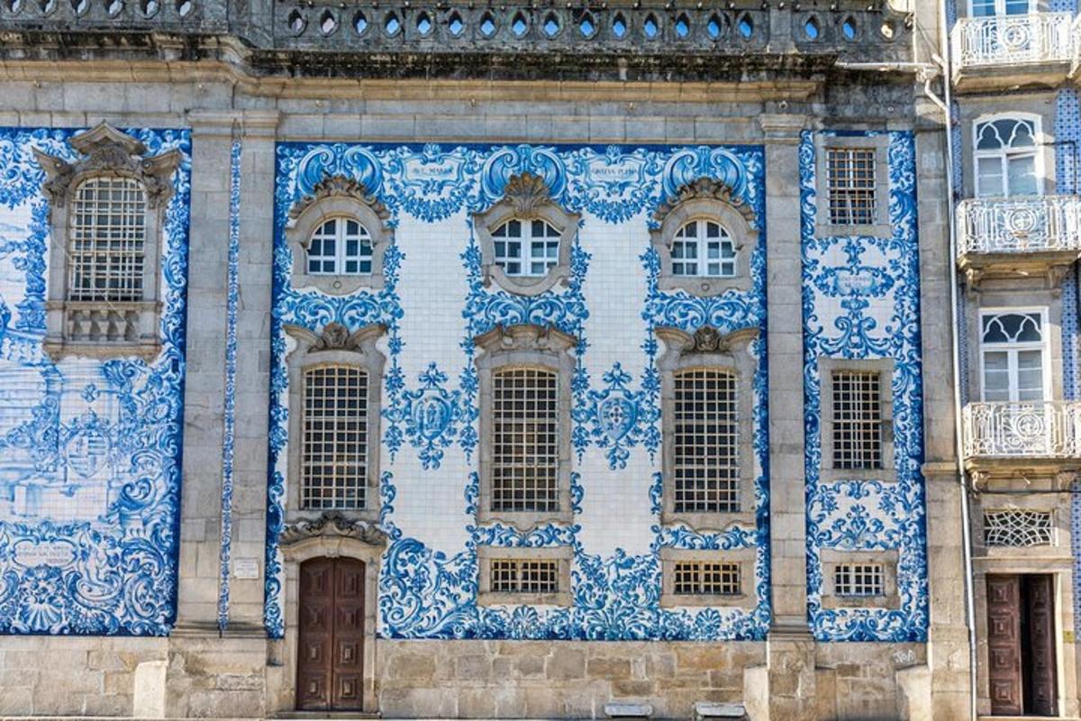 un edificio con piastrelle blu e bianche