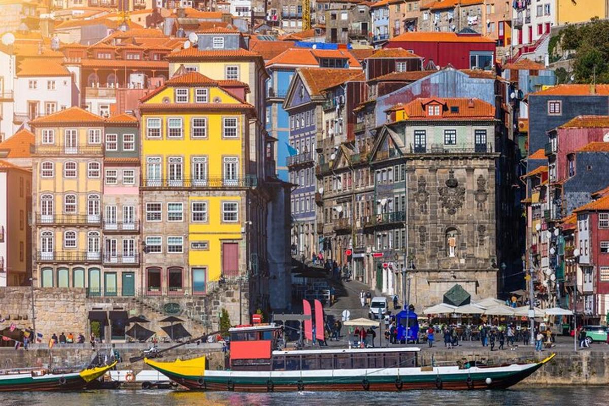 una città con edifici e barche in acqua