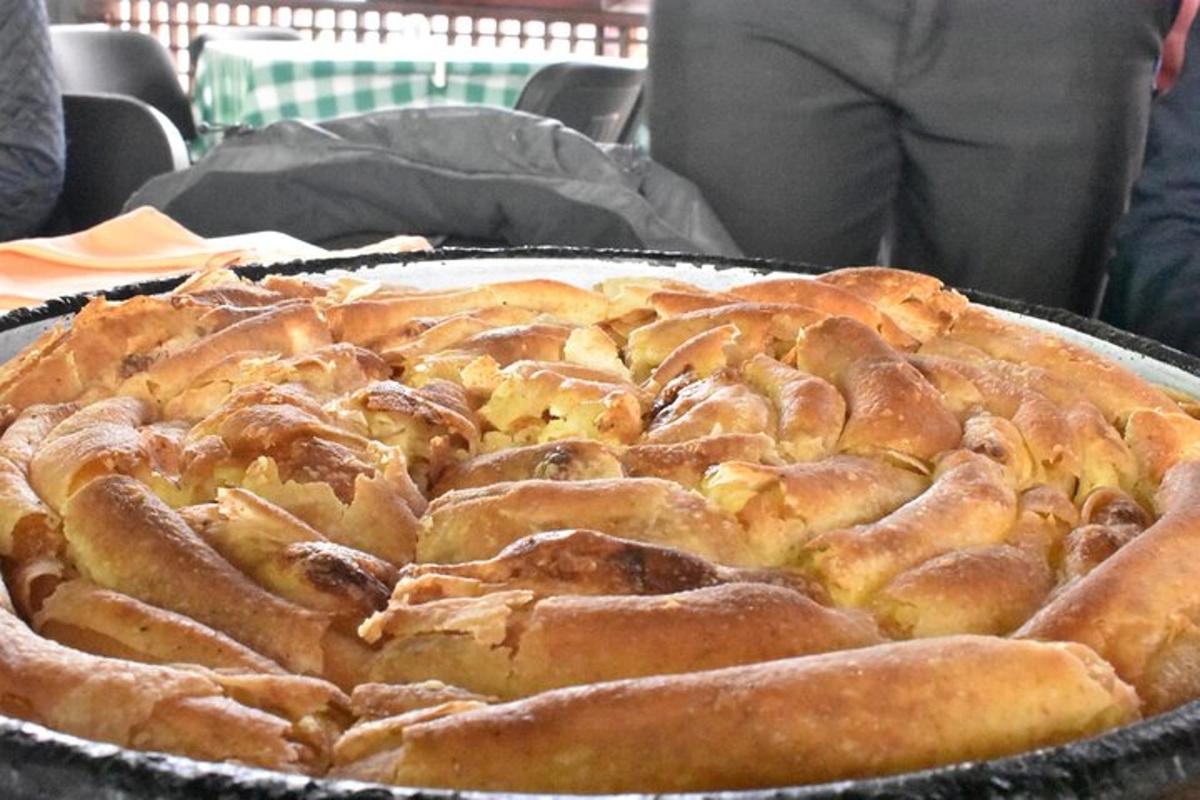 Un pastel grande en un molde sobre una mesa