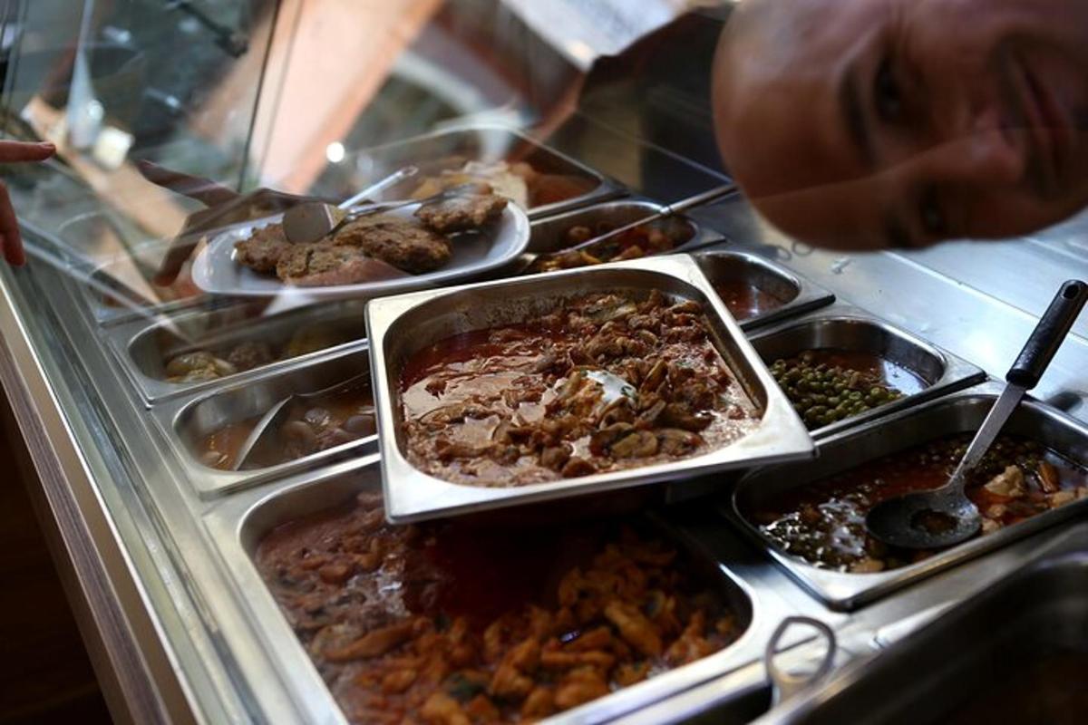 een buffet gevuld met verschillende soorten eten op dienbladen