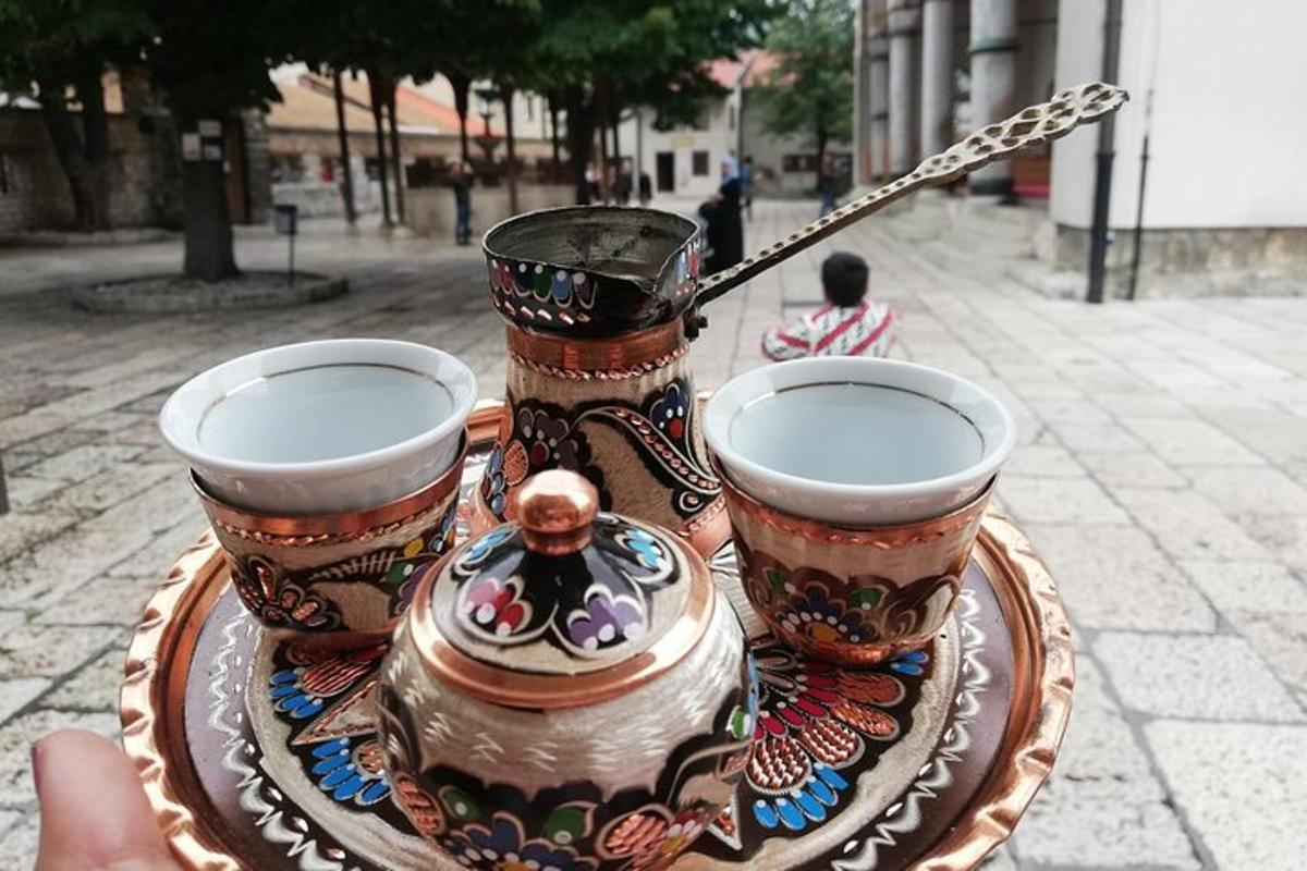 tres gerros asseguts en un plat sobre una taula