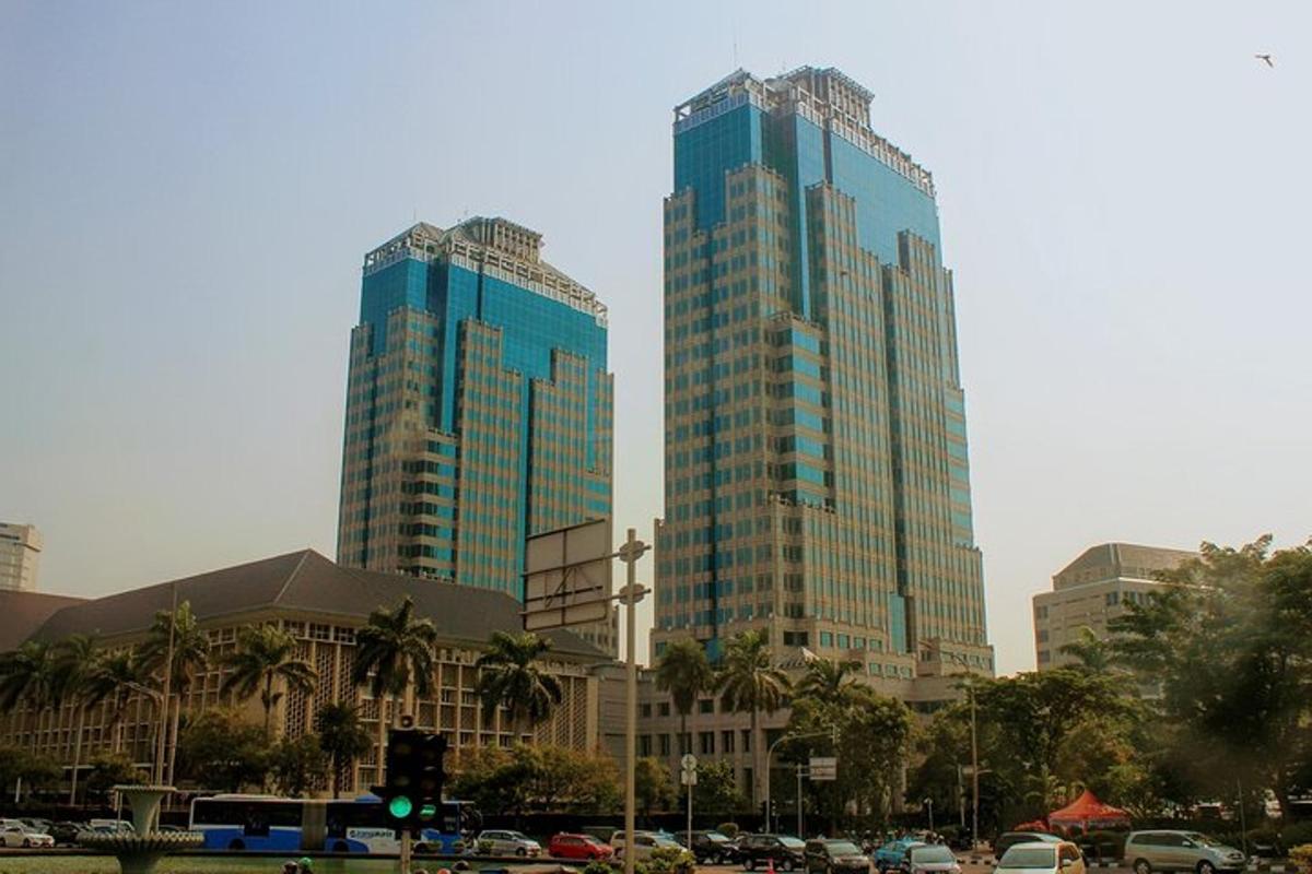 hai tòa nhà chọc trời cao trong một thành phố có ô tô