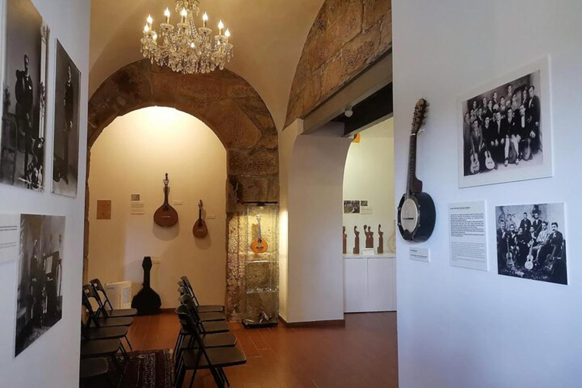 Un pasillo con una habitación con guitarras en la pared.