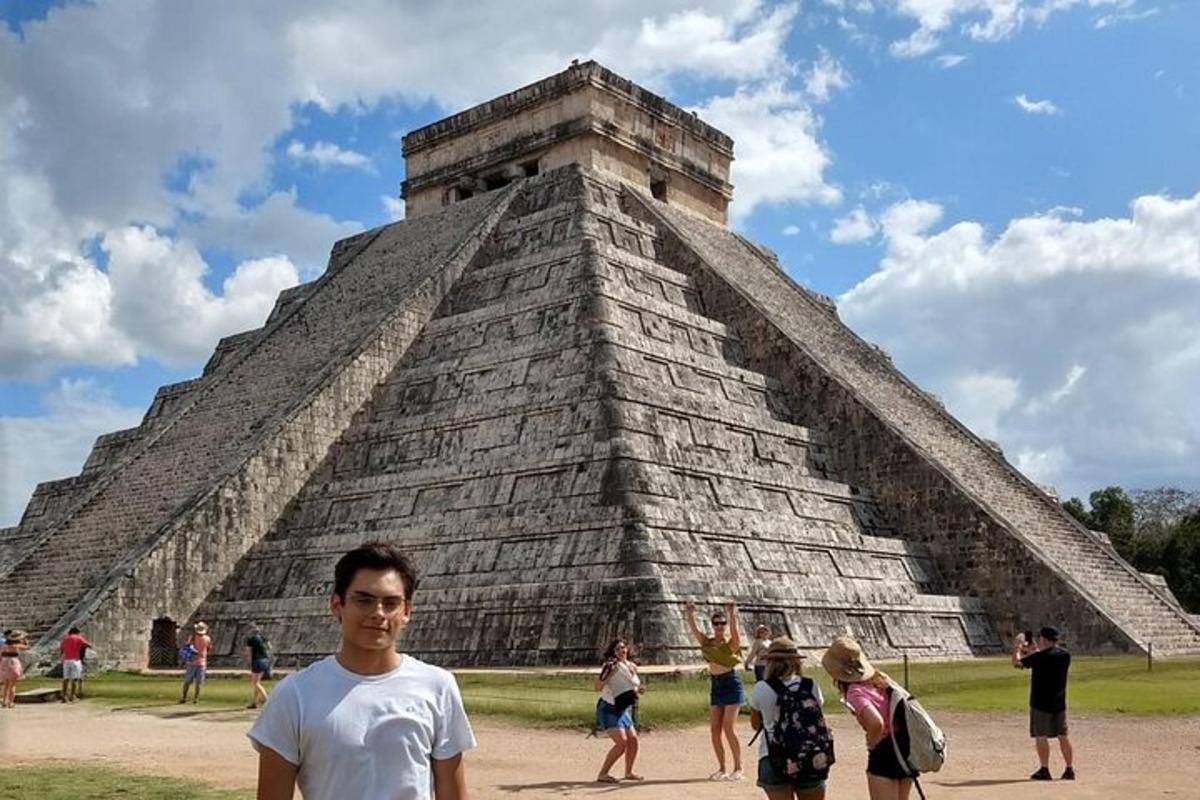 en gruppe mennesker som står foran en pyramide