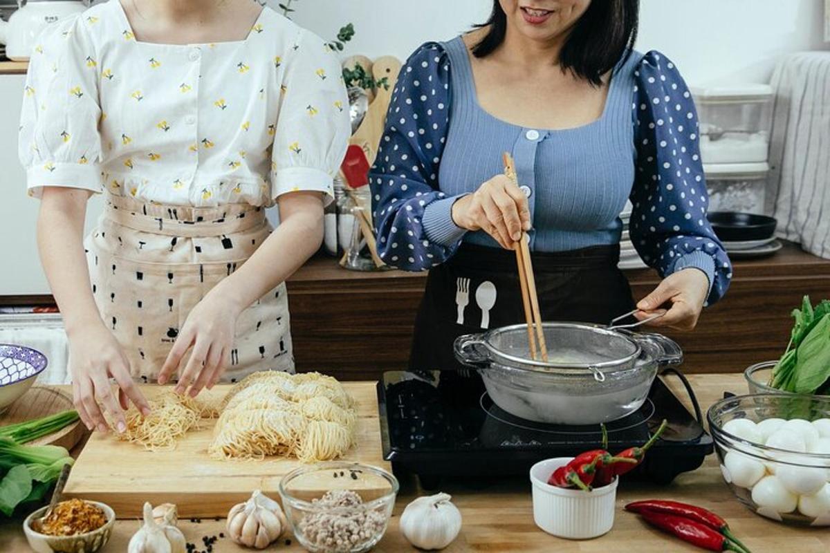 两个女人站在厨房准备食物