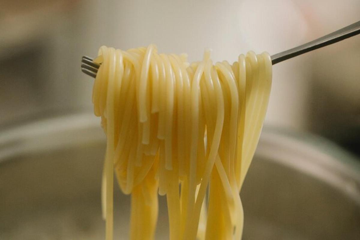 una forquilla plena de pasta en un plat