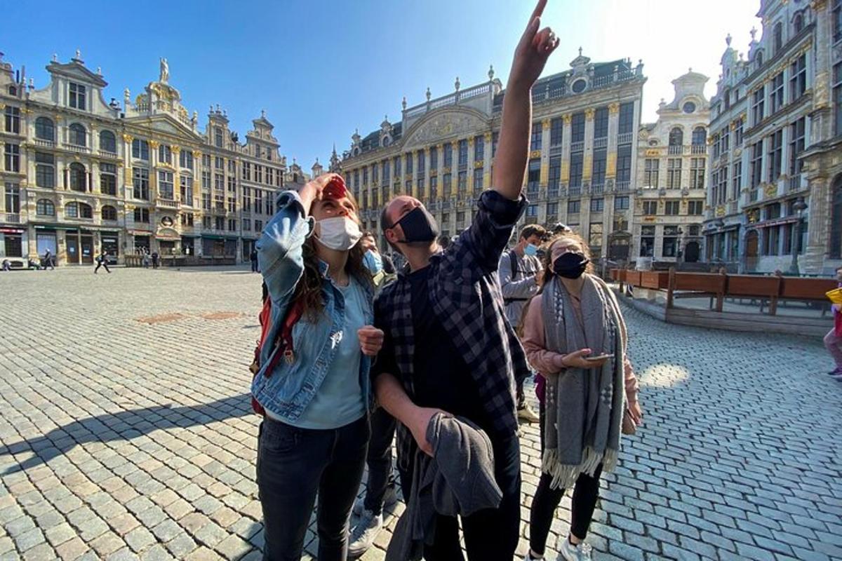 en gruppe mennesker står på gaden med armene i vejret