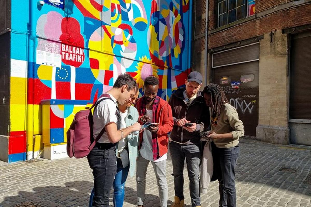 un grup de persones dretes al carrer mirant els seus telèfons mòbils