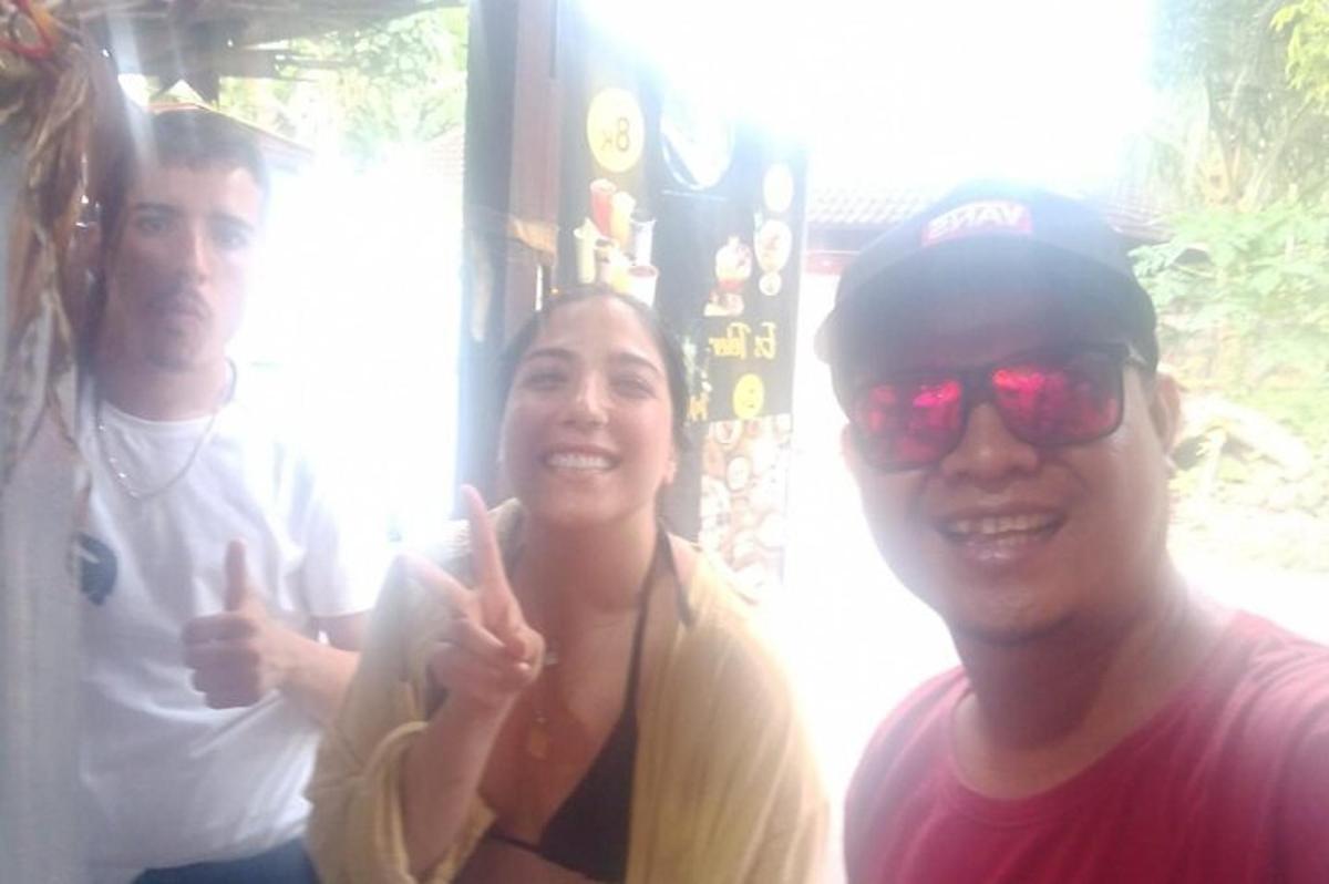 seorang lelaki dan seorang wanita memberikan tanda damai