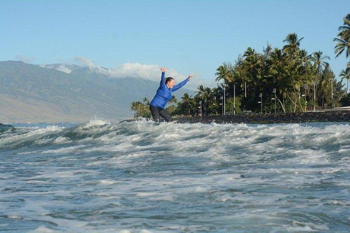 een man die op een surfplank in de oceaan op een golf rijdt