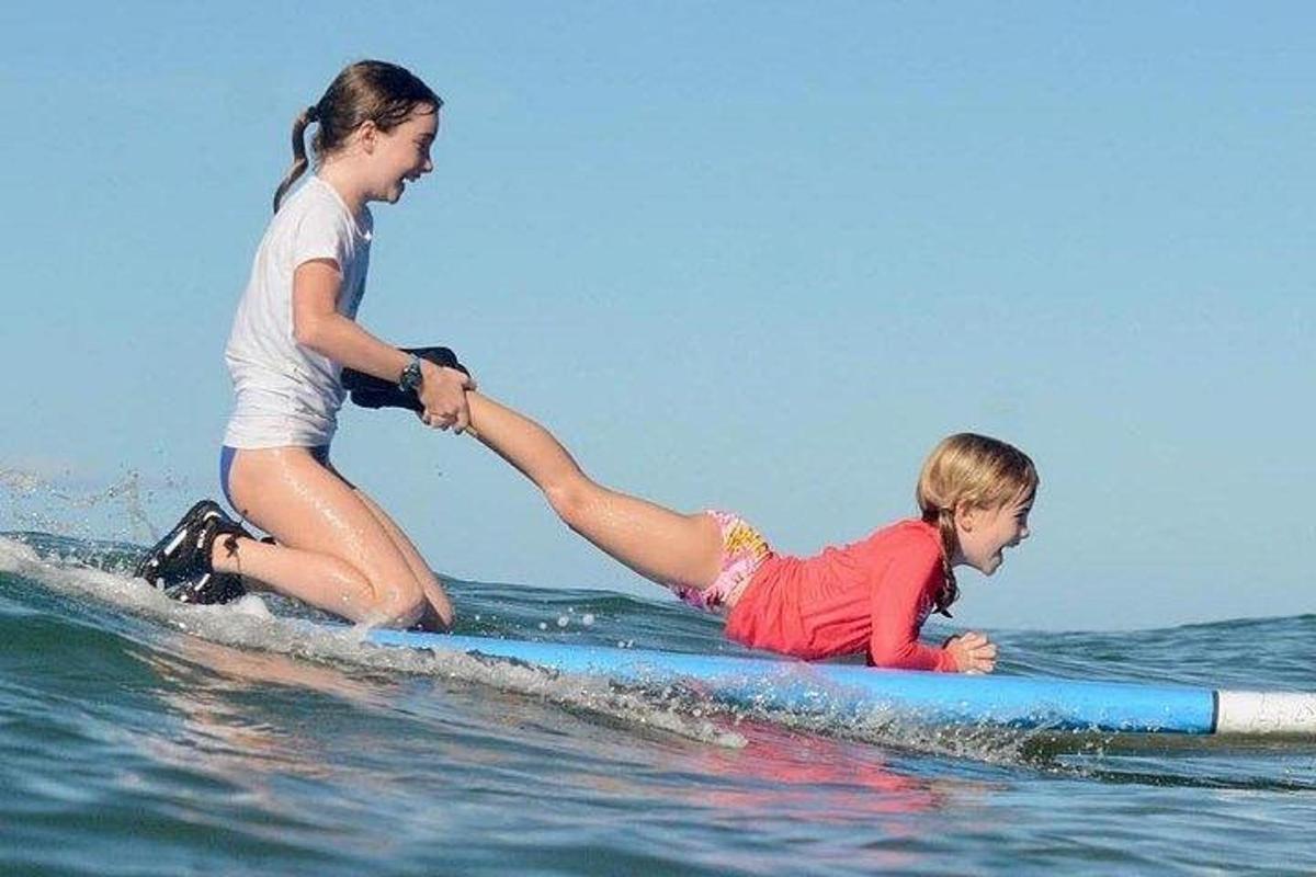 žena a dieťa na surfovej doske v oceáne