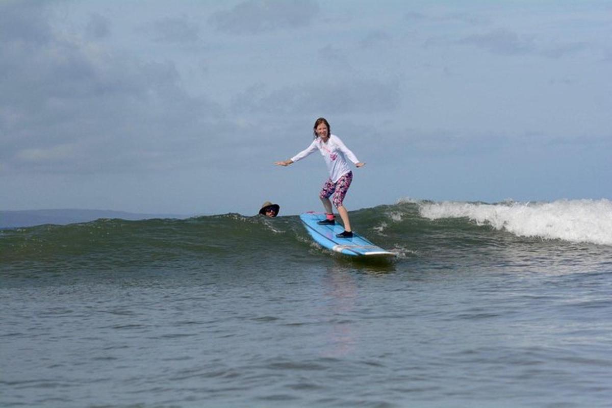 una donna che cavalca un'onda su una tavola da surf nell'oceano