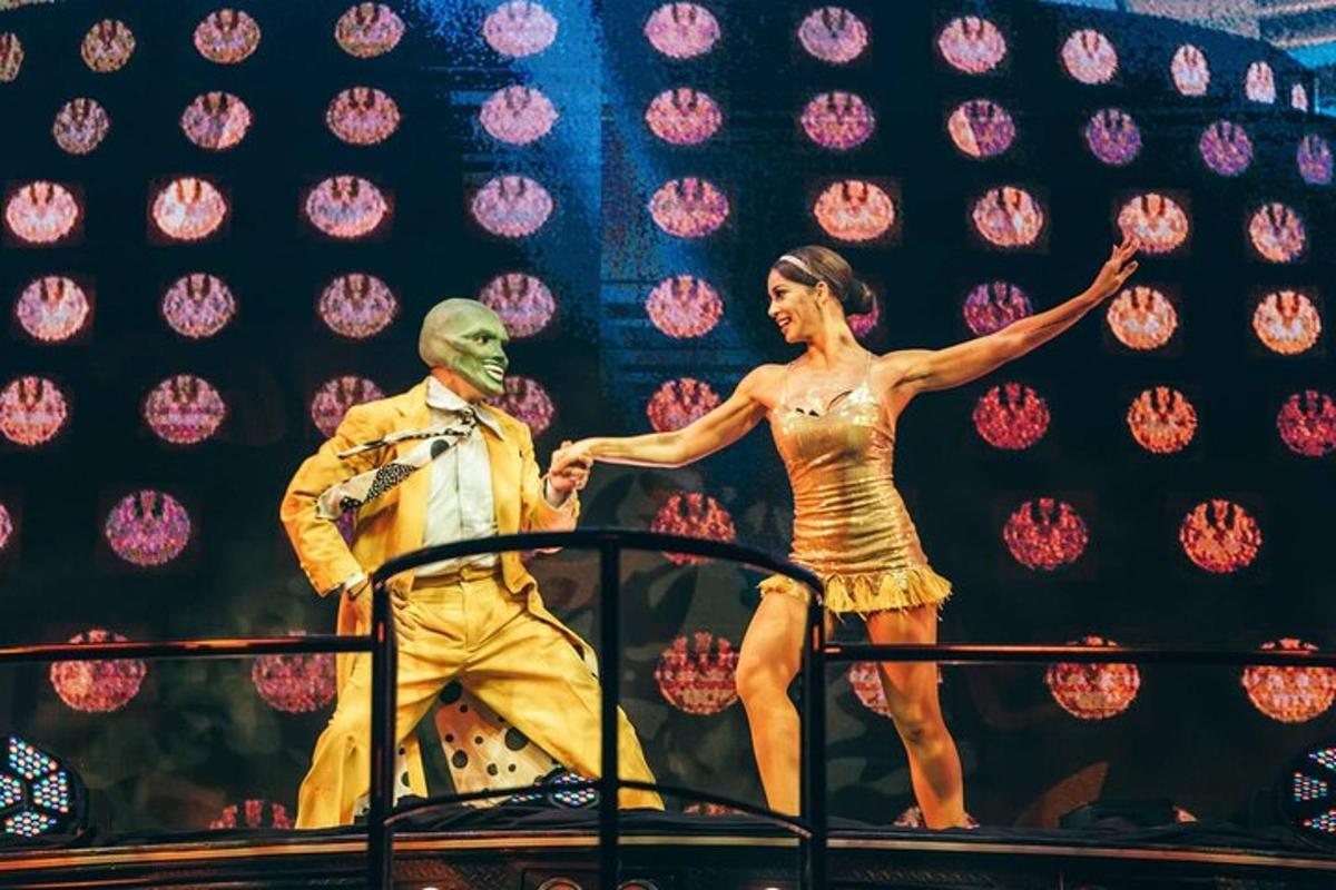 Un hombre y una mujer de pie en un escenario