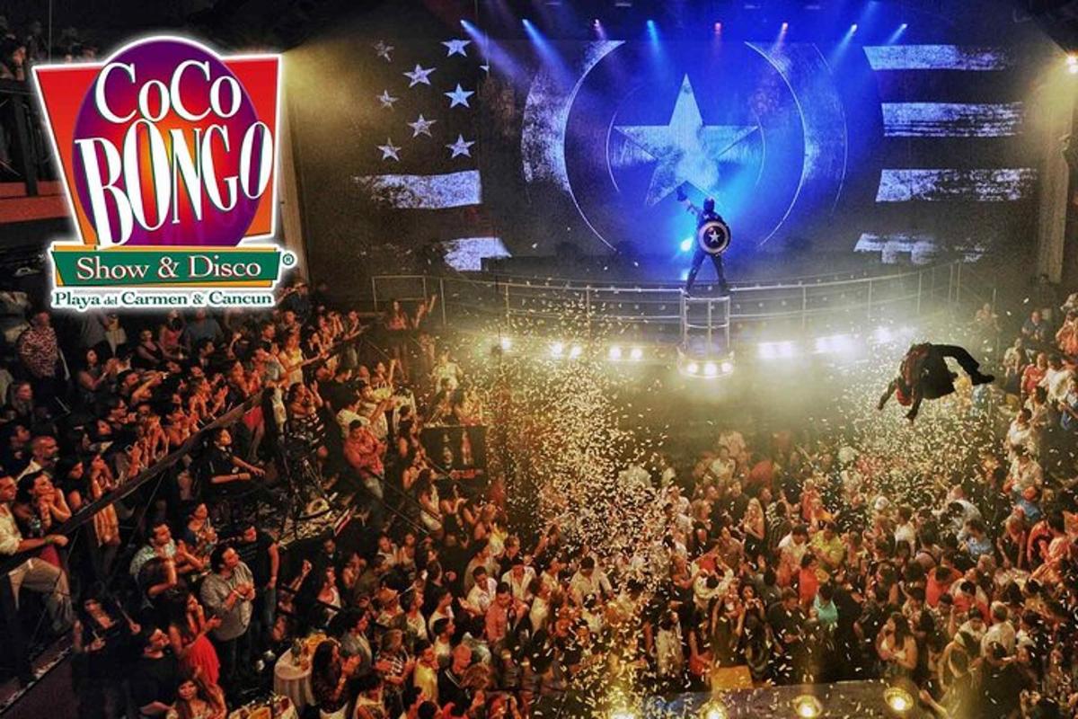 Una multitud de personas en un estadio con un espectáculo y DJ.