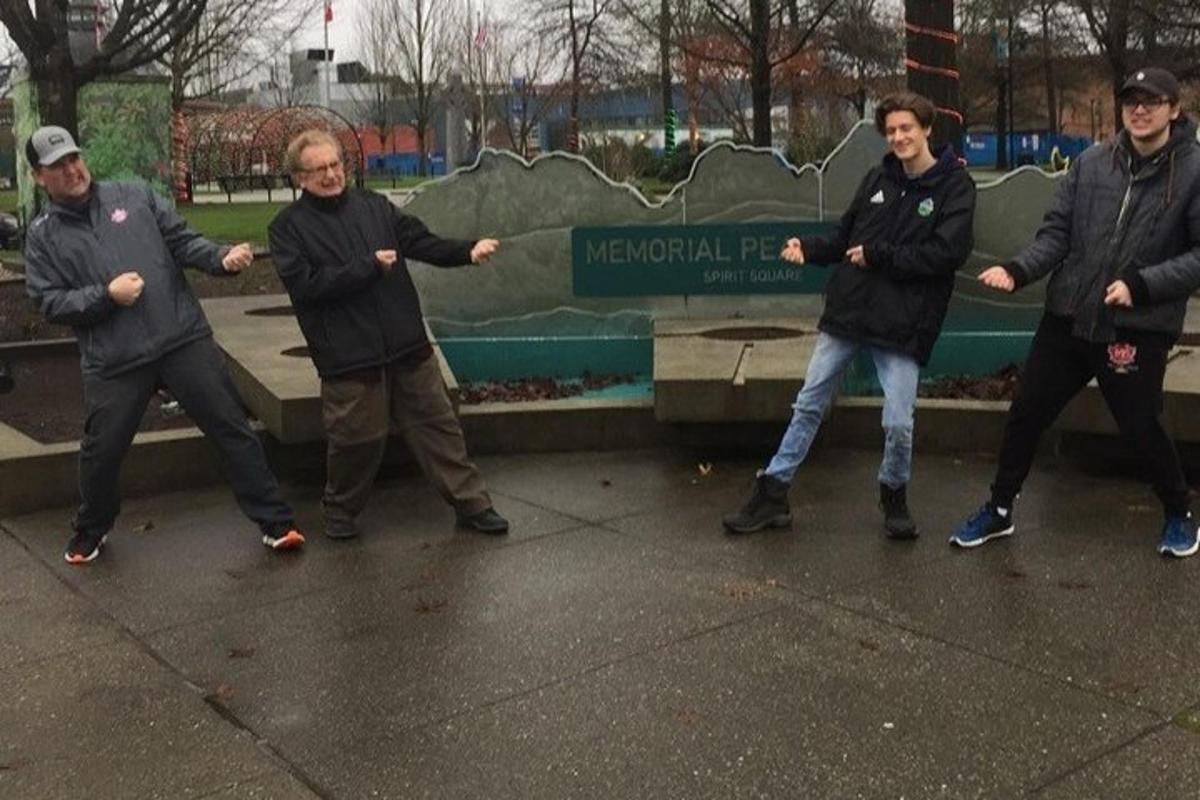 skupina mužů stojících před skateparkem