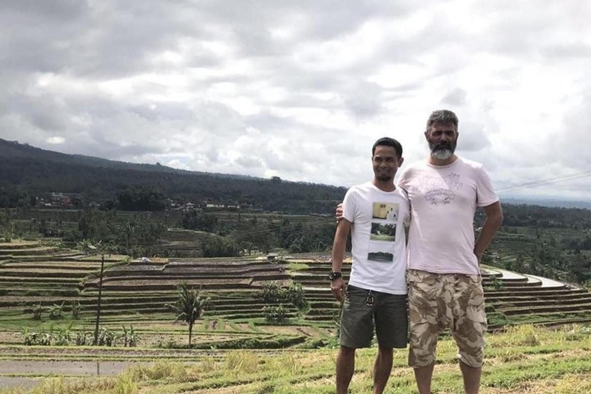 twee mannen staan bovenop een veld