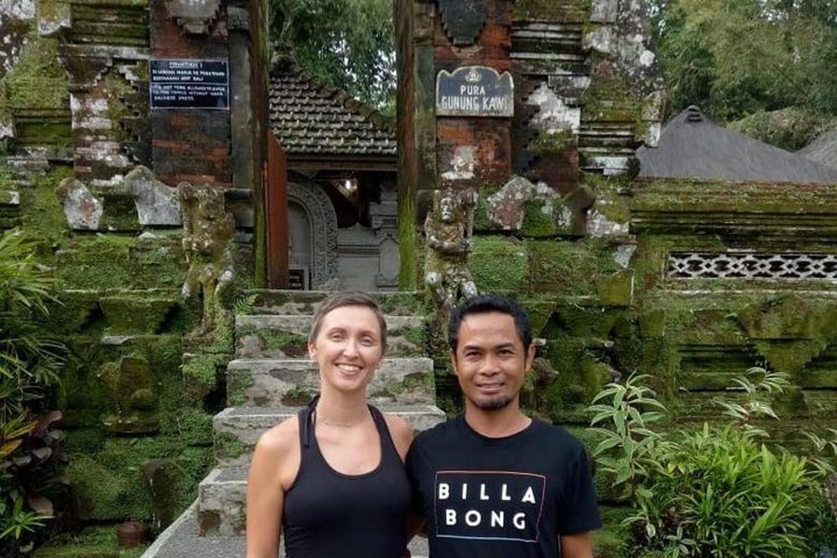 seorang lelaki dan seorang wanita berdiri di hadapan sebuah bangunan