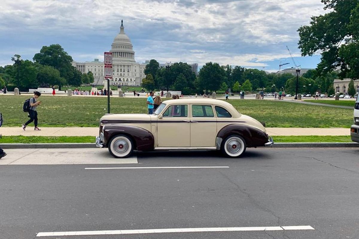 senas automobilis, pastatytas automobilių stovėjimo aikštelėje priešais Kapitolijaus pastatą