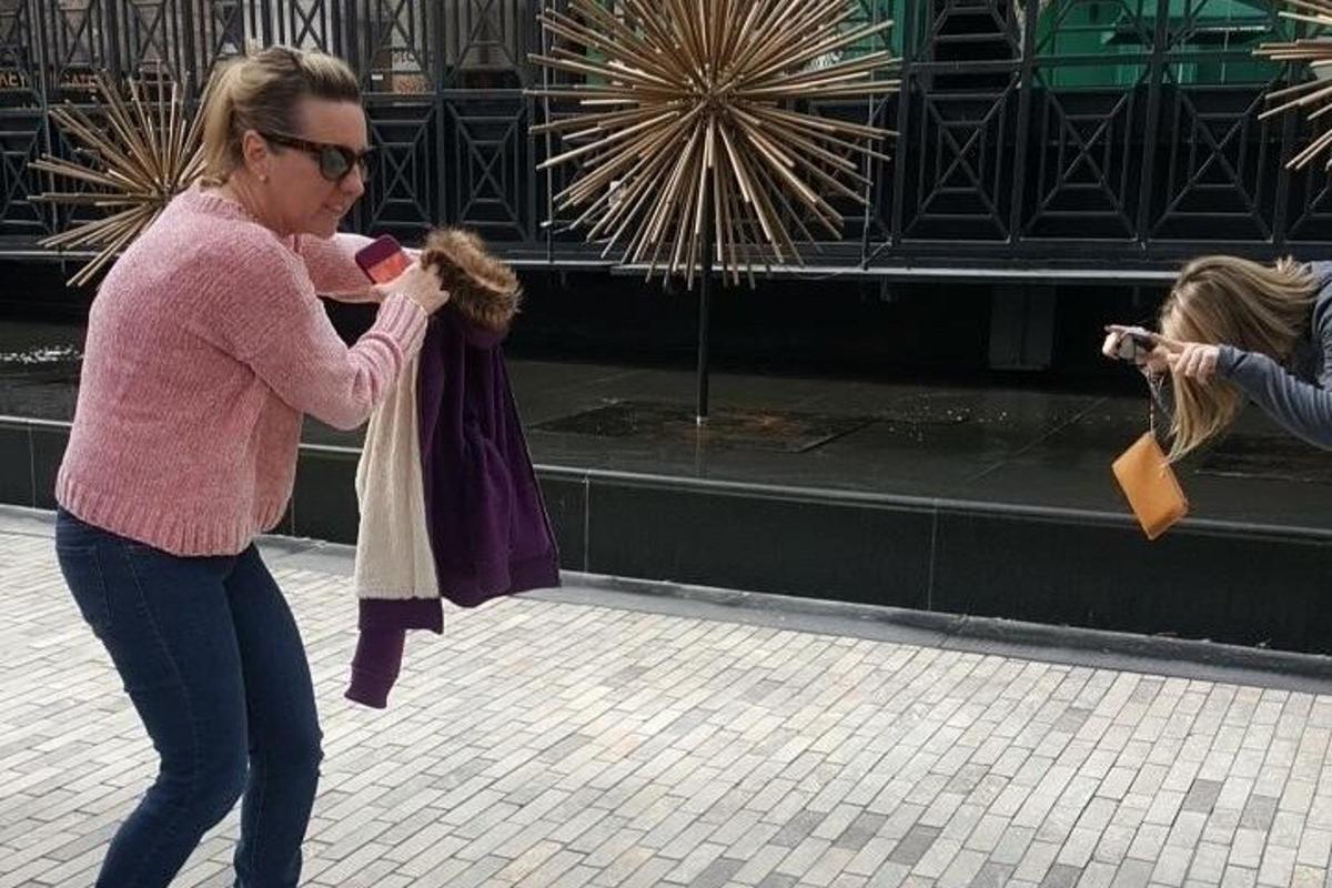 una donna sta scattando una foto a un'altra donna