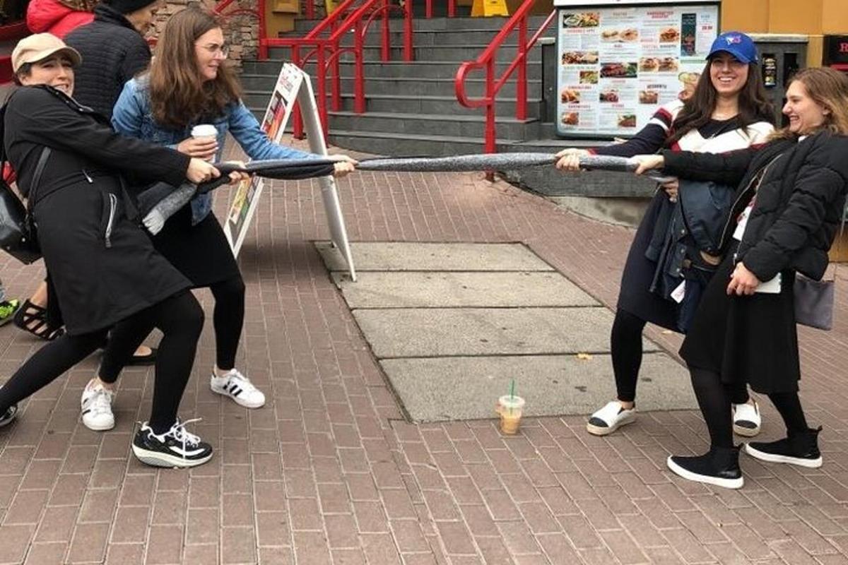 un gruppo di donne sta tirando un palo