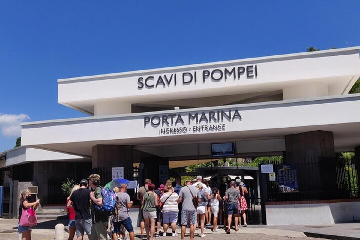 skupina lidí stojících před budovou