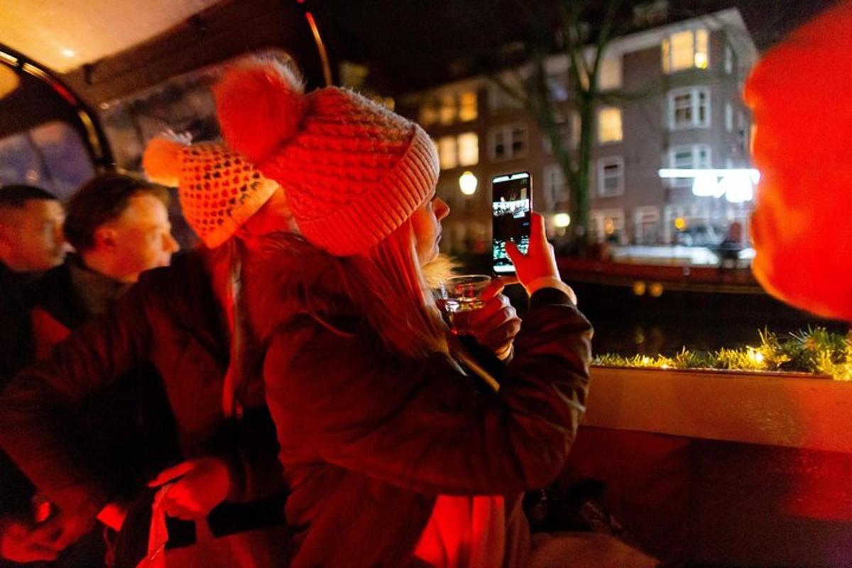 seorang wanita mengambil gambar dengan telefon bimbitnya