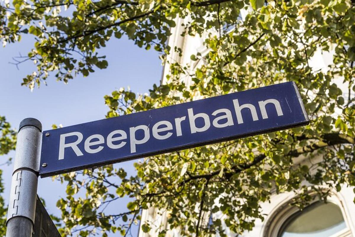 Una señal de calle azul que dice reederalam