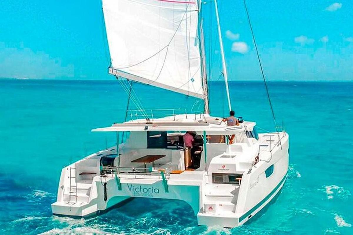 una barca bianca nell'acqua con un uomo a bordo