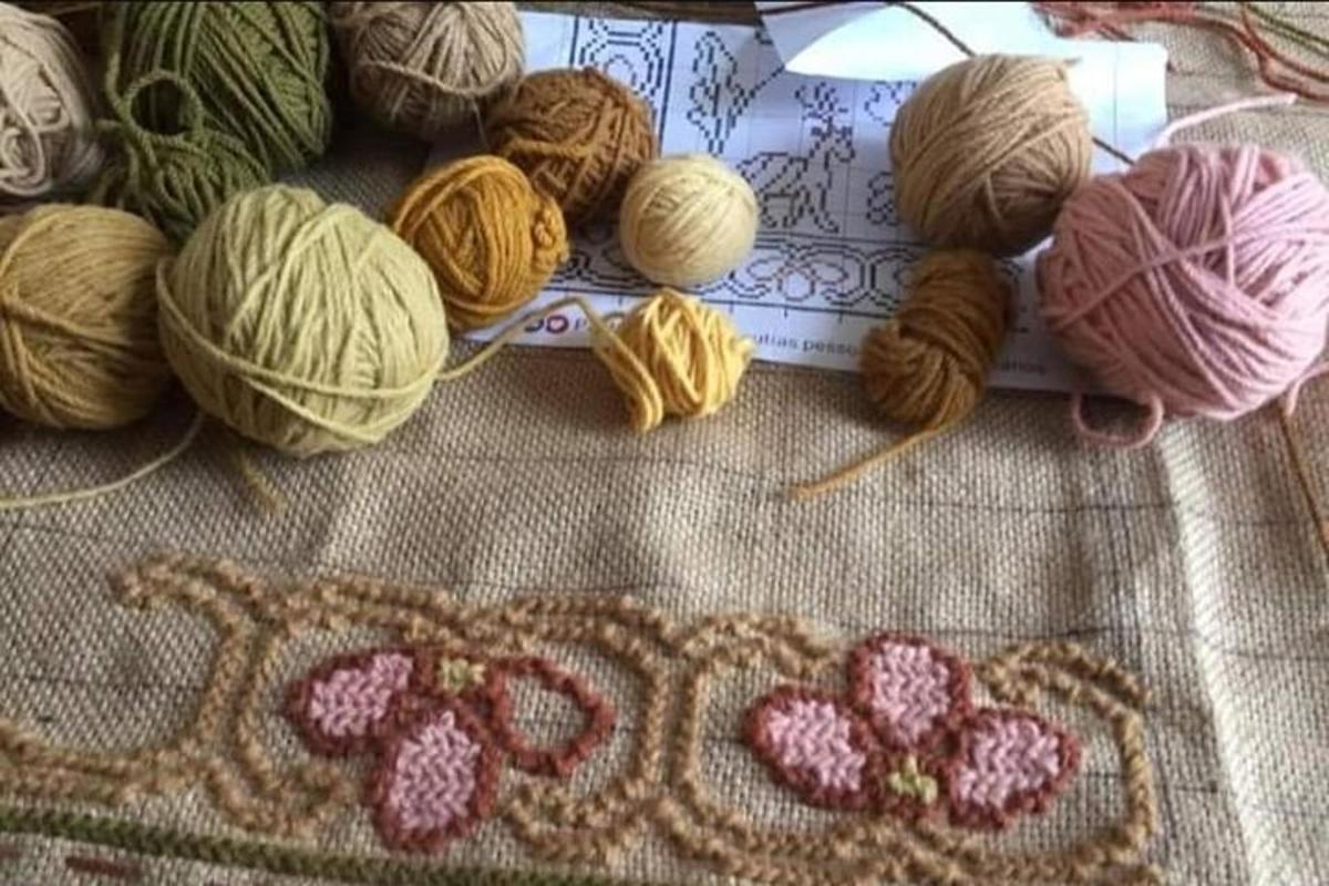 un mucchio di gomitoli di lana su un tavolo