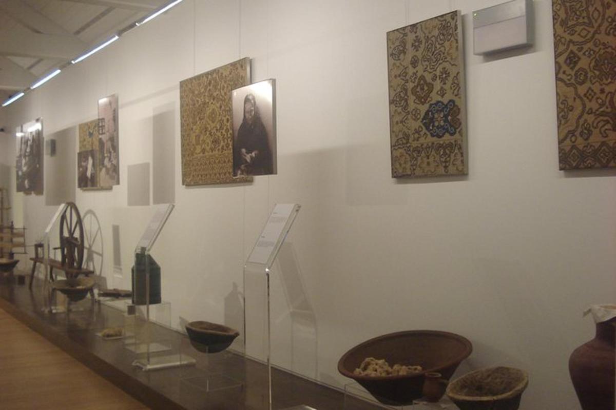 un museo con vari oggetti esposti su una parete