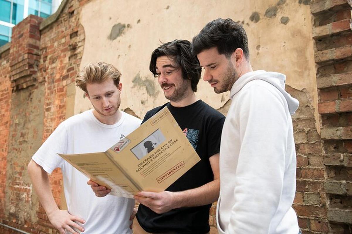 un gruppo di tre uomini che guardano una scatola