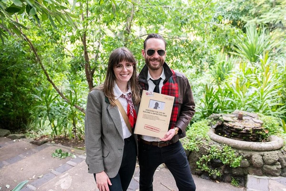 un uomo e una donna che tengono un cartello in un giardino